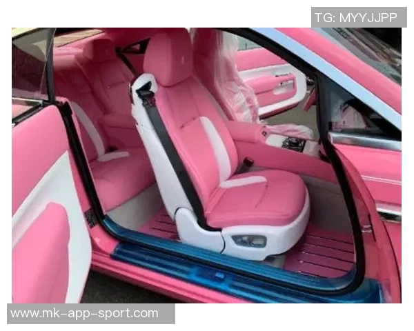 WNBA球星里斯炫耀新座驾芭比粉色与星空顶的完美结合