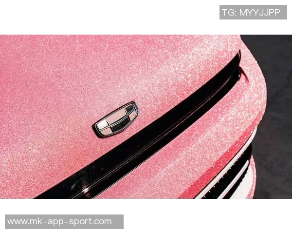 WNBA球星里斯炫耀新座驾芭比粉色与星空顶的完美结合